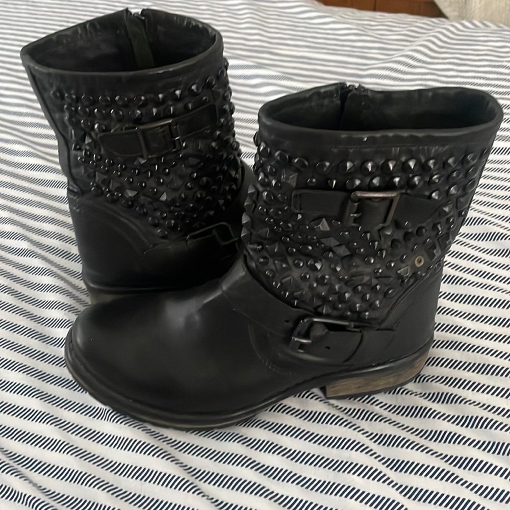 Steve Madden 8.5 Marcoo studded boots leather upper leather lining